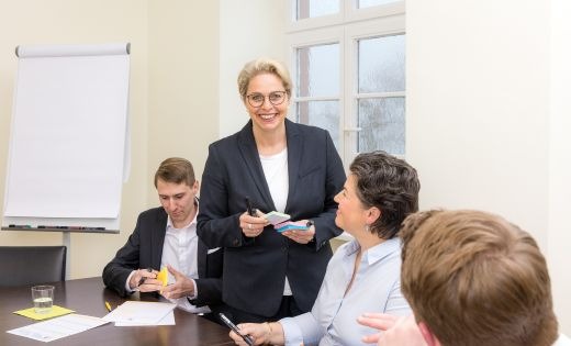 Verheerende Gallup-Umfrage: Führungsexpertin Karen Sonnenberger fordert neue Unternehmenskultur mit wertschätzendem Arbeitsumfeld