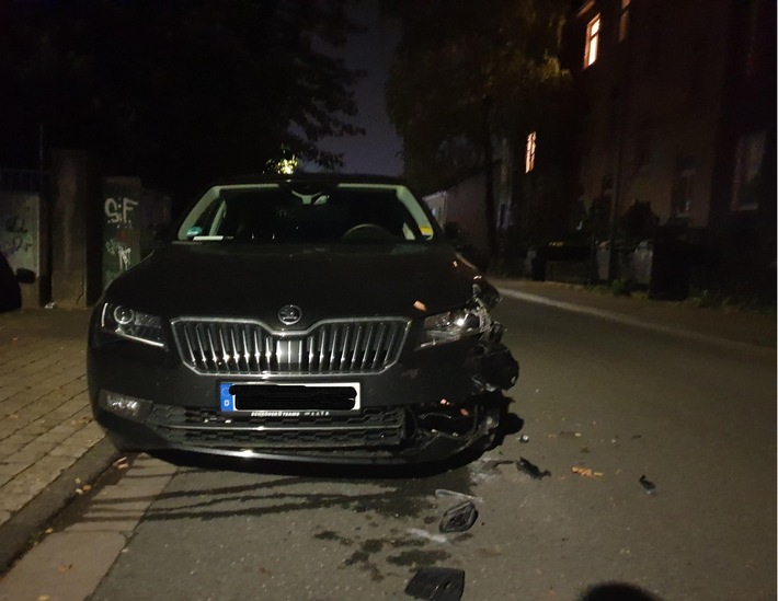 POL-BI: PKW-Fahrerin schob geparkte Fahrzeuge zusammen und flüchtete