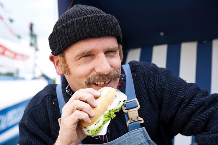 Weltfischbrötchentag: Es lebe das Fischbrötchen /
Ostsee Schleswig-Holstein feiert am 5. Mai küstenweit den Weltfischbrötchentag mit Veranstaltungen rund um die Delikatesse