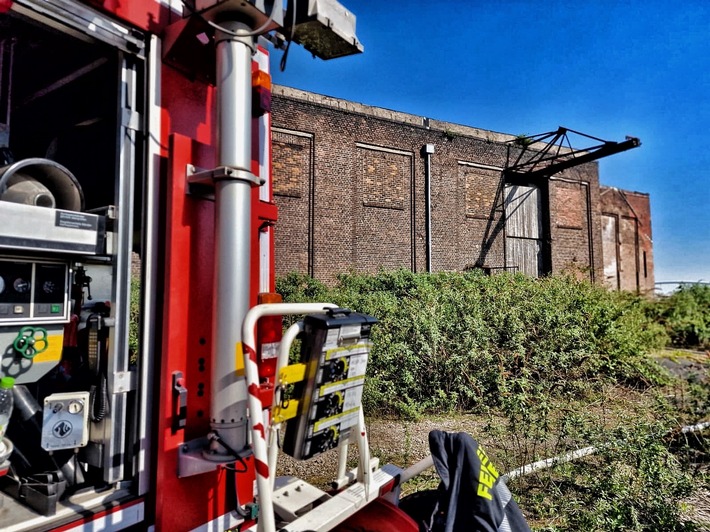 FW-NE: Feuer in leerstehendem Lagerhaus | Drei Löschzüge im Einsatz