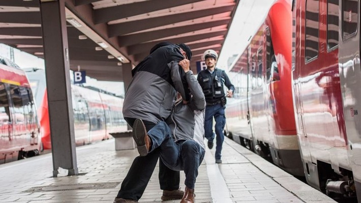 Bundespolizeidirektion München: Gefährliche Körperverletzung im Hauptbahnhof München / Schläge und Tritte gegen 27-Jährigen