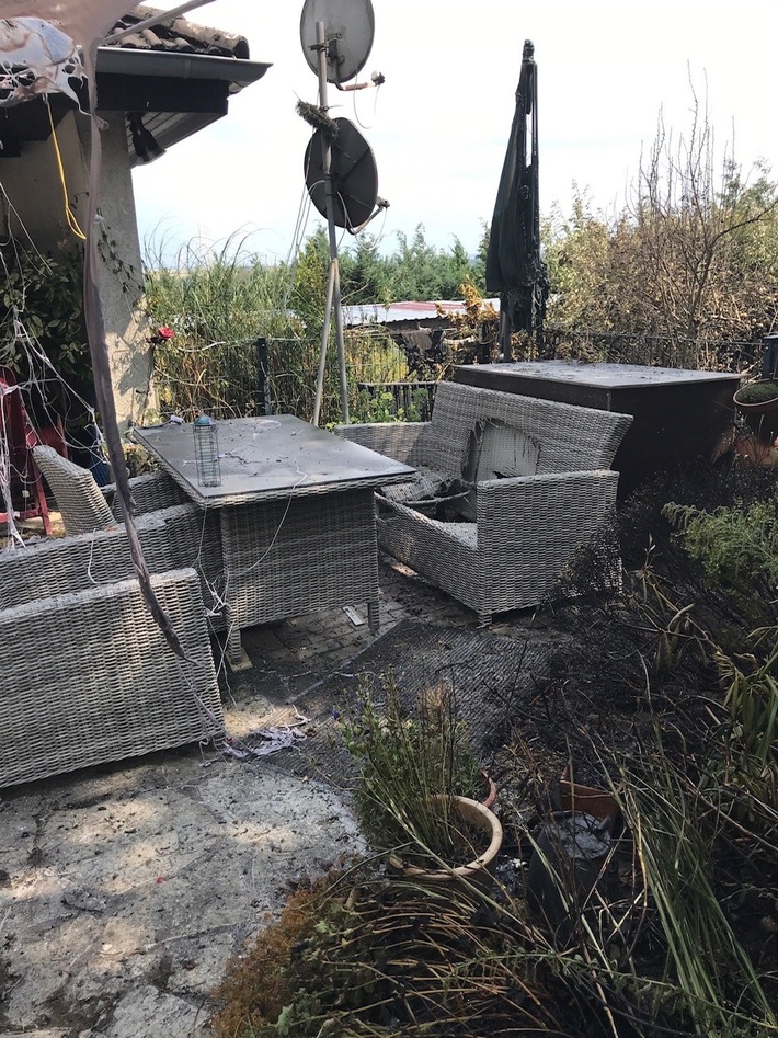 POL-PDPS: Rosenkopf (Kreis Südwestpfalz) - Brand eines Erntefeldes / Wohnhaus beschädigt