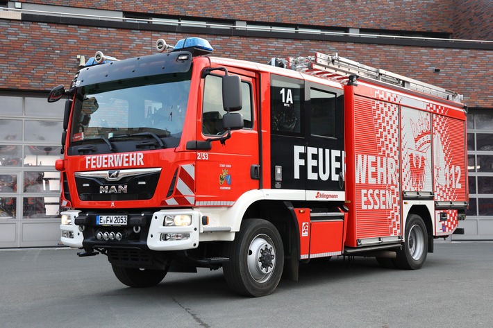 FW-E: Brand in Mehrfamilienhaus - mehrere Personen durch Rauchgase betroffen