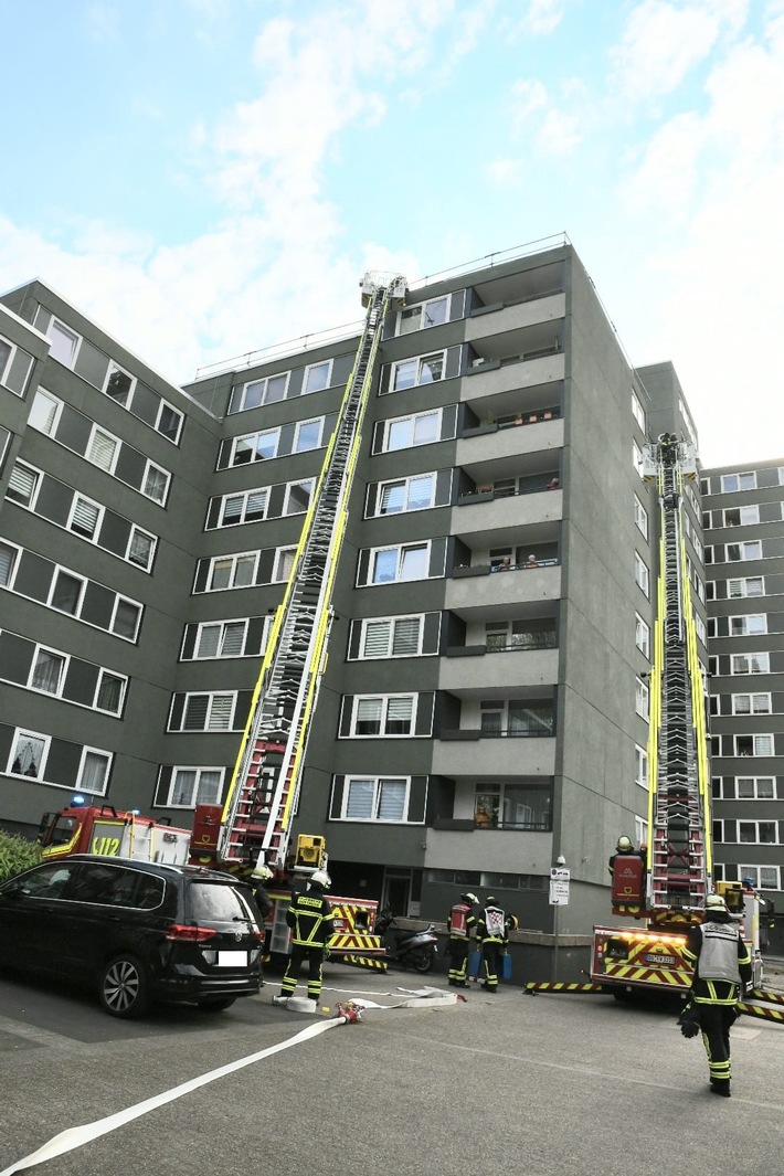 FW-DO: Flachdachbrand auf hohem Haus // Keine Verletzten