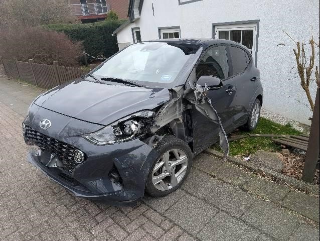 POL-CUX: Verkehrsunfall mit zwei leicht verletzten Personen und hohem Sachschaden in Stotel (Foto im Anhang)