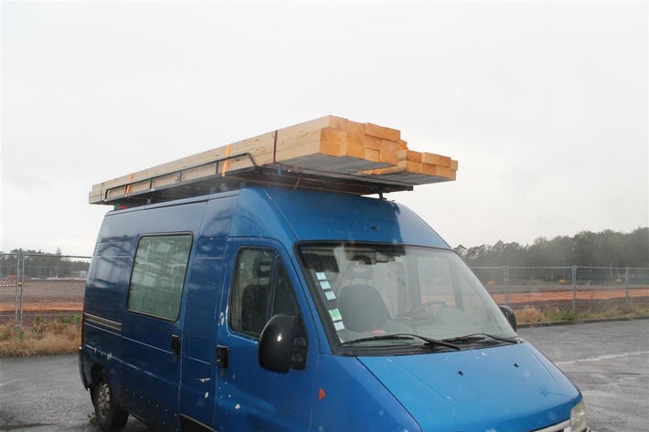 POL-PDKL: A6/Kaiserslautern, Außergewöhnlicher Holztransport - Dachlast erheblich überschritten