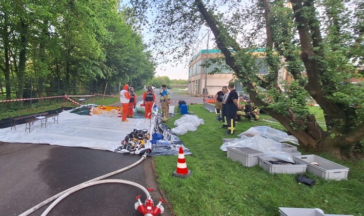 FW Gronau: Chemikalie tritt aus, mehrstündiger Feuerwehreinsatz für rund 80 Einsatzkräfte