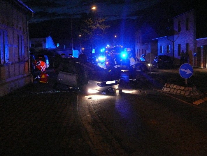 POL-DN: Pkw überschlägt sich an Verkehrsinsel