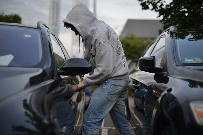 POL-NE: Fahrzeuge in Meerbusch aufgebrochen - Täter erbeuten Handtasche