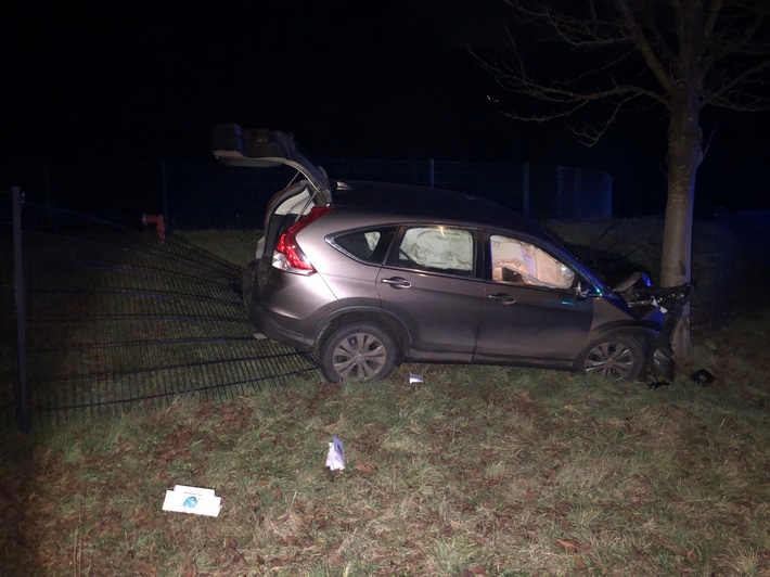 POL-PDKL: Verkehrsunfall / Fahrzeug kollidiert mit Baum