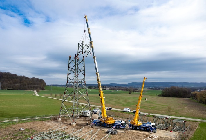 Energiewende: Die Albert Regel GmbH hat mit Liebherr-Mobilkranen weit mehr als 100 Strommasten aufgestellt. / Weiterer Text über ots und www.presseportal.de/nr/166768 / Die Verwendung dieses Bildes für redaktionelle Zwecke ist unter Beachtung aller mitgeteilten Nutzungsbedingungen zulässig und dann auch honorarfrei. Veröffentlichung ausschließlich mit Bildrechte-Hinweis.