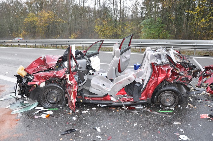 POL-WL: Stauende übersehen - schwerer Verkehrsunfall auf der BAB 7