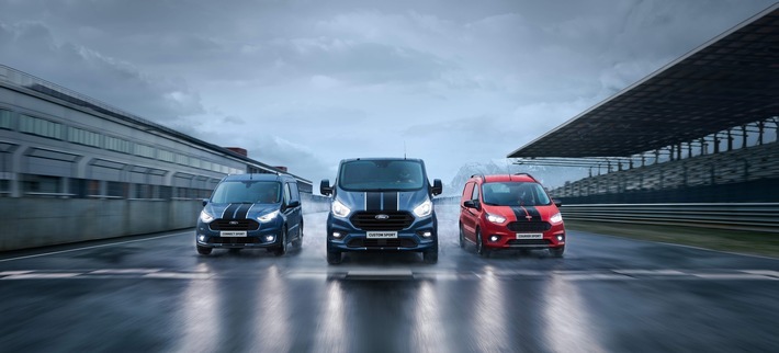Der Ford Transit Custom Sport (Bildmitte) wird dank der neuen, 136 kW (185 PS) leistenden Variante des 2,0-Liter-EcoBlue-Diesels bei seiner Markteinführung Mitte 2019 die stärkste Variante der Transit Custom-Baureihe sein, die jemals serienmäßig vom Band gelaufen ist. Mit seinen zwei markanten Sportstreifen führt der Transit Custom Sport dann zugleich auch die "Transit Sport"-Modellfamilie an, bestehend aus dem Transit Courier Sport, dem Transit Connect Sport und eben dem Transit Custom Sport. Weiterer Text über ots und www.presseportal.de/nr/6955 / Die Verwendung dieses Bildes ist für redaktionelle Zwecke honorarfrei. Veröffentlichung bitte unter Quellenangabe: "obs/Ford-Werke GmbH"