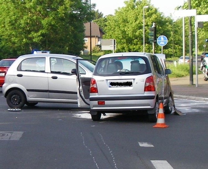 POL-DN: Gelbpfeil und Gegenverkehr nicht bemerkt