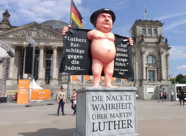 Der nackte Luther / Kunstaktion zum Evangelischen Kirchentag entblößt die dunklen Seiten des Reformators