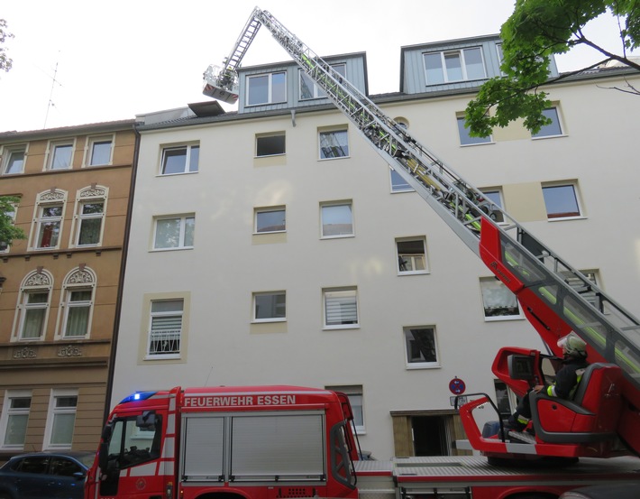 FW-E: Gasflaschenbrand mit Brandausbreitung auf Dachgeschoßwohnung - keine verletzten Personen