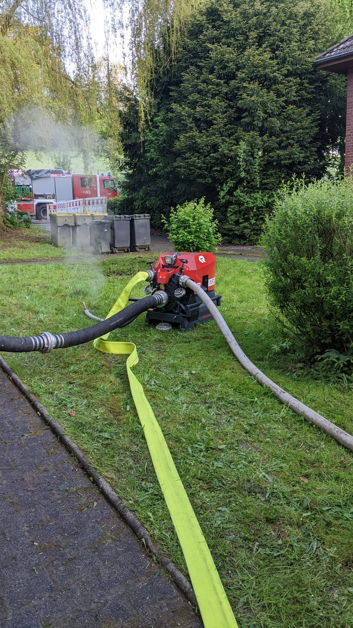 FW-MK: Wasserrohrbruch in einer Baustelle