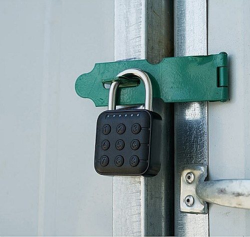 Öffnen des Schlosses sicher und komfortabel: Xcase Smartes Metall-Vorhängeschloss mit Zahlencode & App, Bluetooth 5, IP67