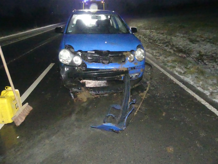 POL-GM: Auto kommt von der Straße ab