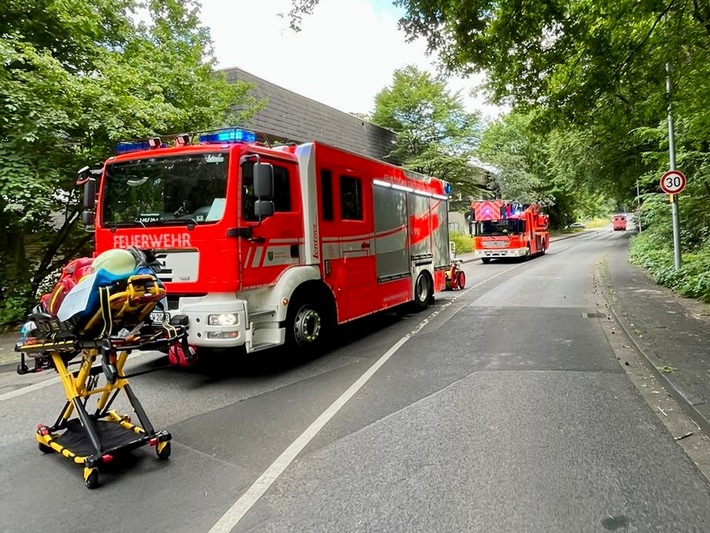 FW-GL: Unklare Flüssigkeit sorgt für Großeinsatz der Feuerwehr an der Eissporthalle in Bergisch Gladbach