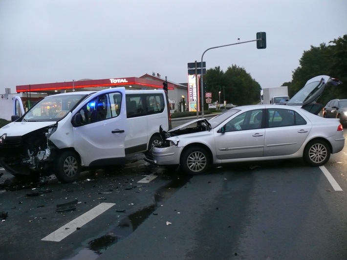 POL-DN: Drei Leichtverletzte nach Verkehrsunfall