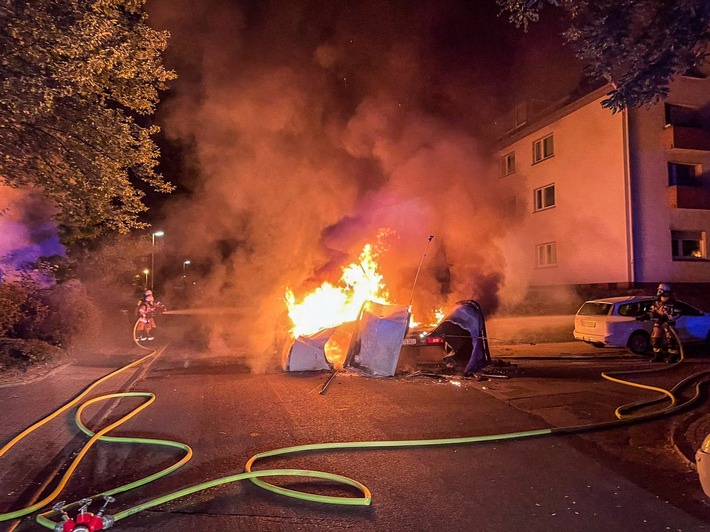 FW-E: Kleintransporter und PKW gehen in Flammen auf - keine Verletzten