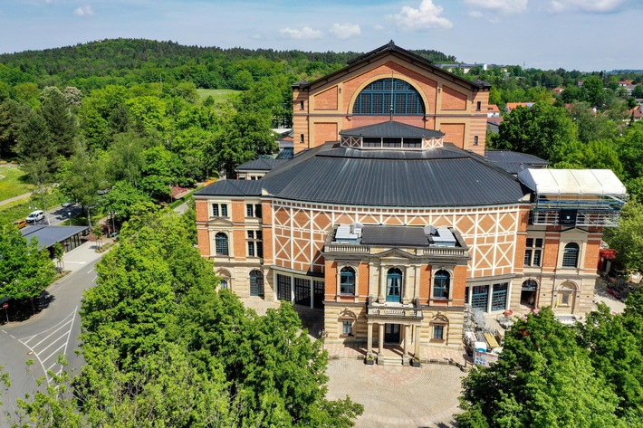 Wagner Festspiele in 3sat / Die Neuinszenierung des &quot;Parsifal&quot; und ein Blick hinter die Kulissen der Bayreuther Festspiele in der zweiteiligen Dokumentation &quot;Wagnerdämmerung&quot;
