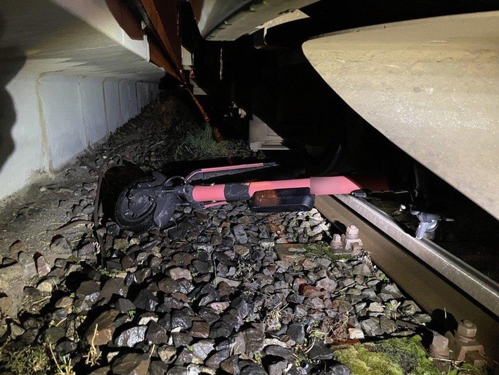 BPOL NRW: E-Scooter auf Bahnstrecke geworfen - Bundespolizei ermittelt wegen gefährlichen Eingriffs in den Bahnverkehr