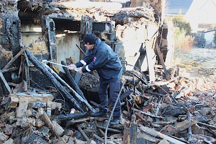 POL-HM: Brand eines Wohn- und Nebengebäudes in Eimbeckhausen