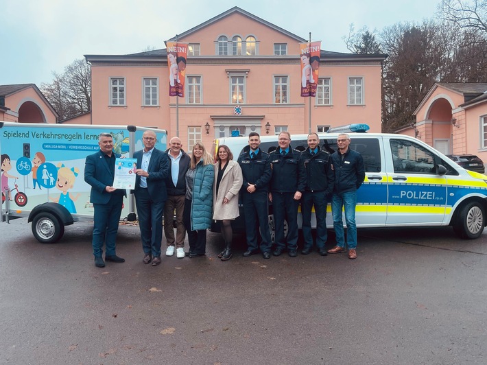 POL-PDTR: Spielend Verkehrsregeln lernen - Das "Tabaluga-Mobil" kommt nach Birkenfeld
