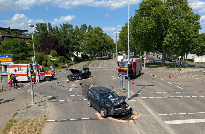 FW Frankenthal: Verkehrsunfall mit 3 Verletzten - Paralleleinsatz mit kleinem Jungen in hilfloser Lage