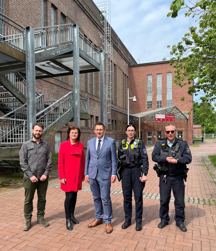 POL-HAM: Polizeipräsident besucht die Unterkunft für Flüchtlinge in der Alfred-Fischer-Halle