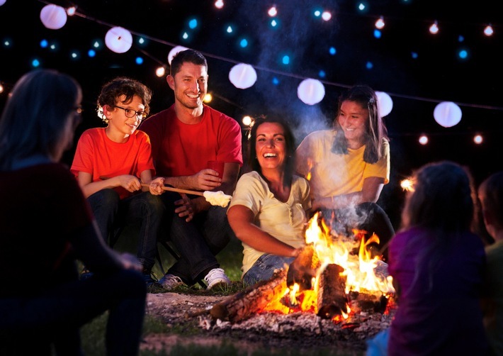 111 Jahre Jugendherberge in Deutschland / DJH will mit Jubiläumsaktion #andersalsdudenkst Vorurteile aufbrechen / Lagerfeuer und Stockbrot mit der ganzen Familie: Jugendherbergen sind nach wie vor lebendige Orte der Begegnung, an denen täglich Werte gelebt werden, die das Leben bereichern! Weiterer Text über ots und www.presseportal.de/nr/33673 / Die Verwendung dieses Bildes ist für redaktionelle Zwecke honorarfrei. Veröffentlichung bitte unter Quellenangabe: "obs/DJH - Deutsches Jugendherbergswerk/© DJH"