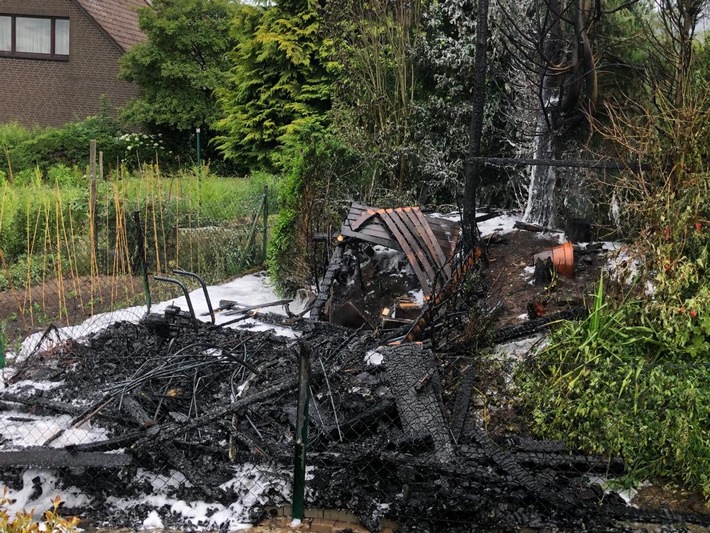 POL-HOL: Gartenhütte und Hecke durch Feuer vernichtet
