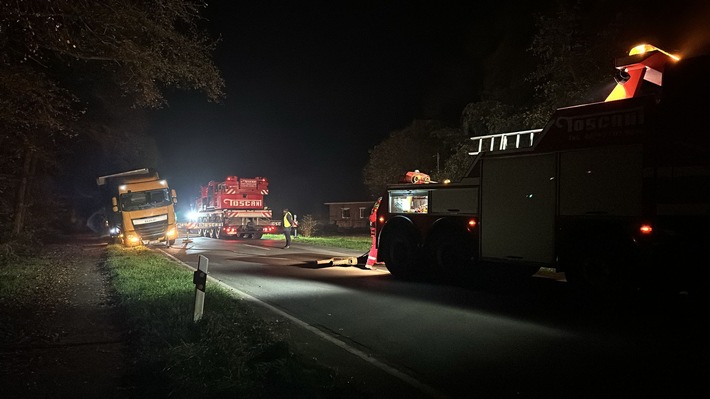 POL-CUX: LKW kommt auf der Landesstraße 135 im Bereich Midlum von der Fahrbahn ab und muss aufwändig geborgen werden (Lichtbild in der Anlage)