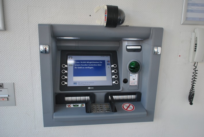 POL-REK: Manipulation an einem Geldausgabeautomaten - Brühl