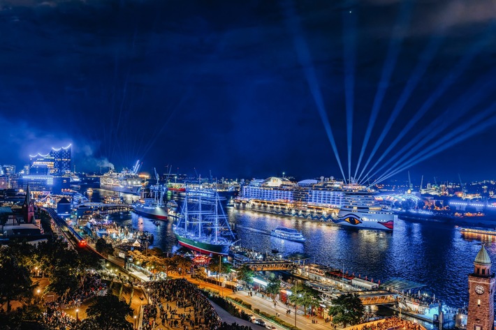 AIDA Pressemeldung: Hamburg Cruise Days: Das war die Auslaufparade mit AIDAperla