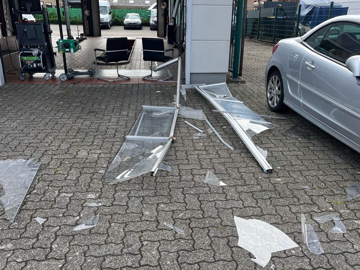 POL-COE: Dülmen, Telgenkamp/ Senior beschädigt mit Auto Hallentor und Autos