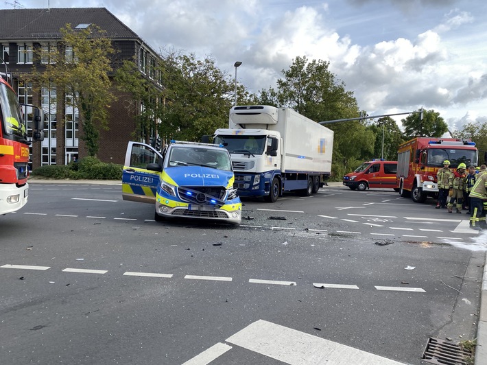 FW Pulheim: Unfall mit Polizeiwagen - zwei Verletzte