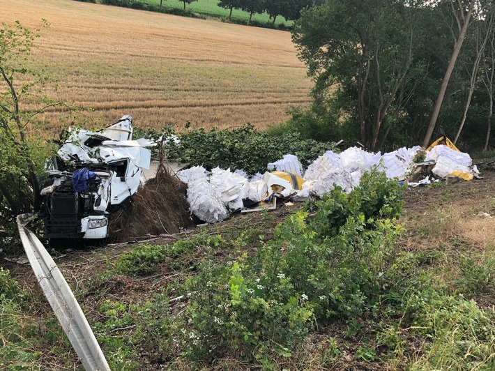 POL-MS: LKW stürzt auf A 30 die Böschung herunter - Fahrer unter Alkoholeinfluss