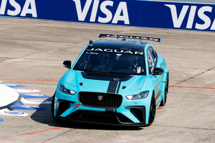 Weltpremiere des neuen Jaguar I-PACE eTROPHY Rennwagens beim  Formel E-Prix in Berlin (FOTO)