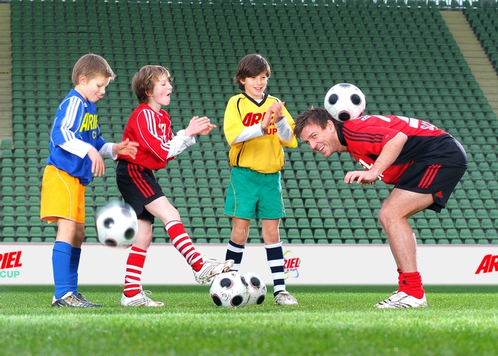 Bernd Schneider und Ariel suchen Sieger / Beim Ariel Cup, initiiert vom Stiftung Warentest Sieger Ariel Color & Style Compact, stellen Kids ihr Fußballtalent unter Beweis