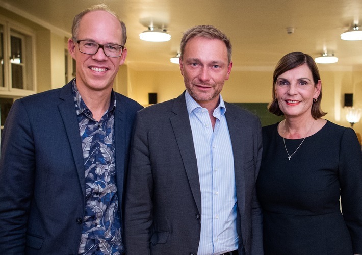 Am 26. September veranstaltete die dpa-Tochter news aktuell im Berliner Restaurant Pauly Saal einen exklusiven Dinner-Talk mit Christian Lindner. 40 Gäste aus Unternehmen, Agenturen und Verbänden tauschten sich mit dem FDP-Bundesvorsitzenden über die Herausforderungen der Digitalisierung in Deutschland aus. Im Bild (v.l.n.r.): Frank Stadthoewer (Geschäftsführer news aktuell), Christian Lindner, Edith Stier-Thompson (Geschäftsführerin news aktuell). Weiterer Text über ots und www.presseportal.de/nr/6344 / Die Verwendung dieses Bildes ist für redaktionelle Zwecke honorarfrei. Veröffentlichung bitte unter Quellenangabe: "obs/news aktuell GmbH/Arne Baensch/dpa"