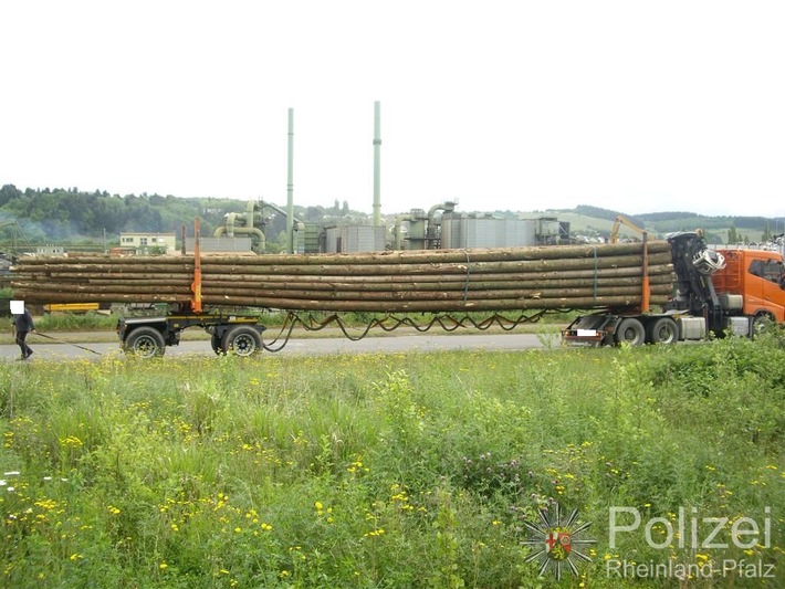POL-PPTR: Mit mehr als 12 Tonnen zu viel unterwegs - Polizei stoppt überladenen Holztransporter