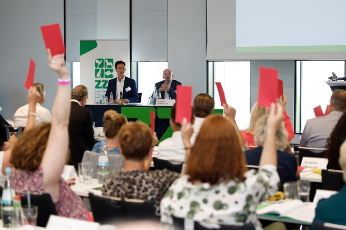 ZZF-Delegierte beschließen neuen Namen: „ZZF – Zentralverband der Heimtierbranche“