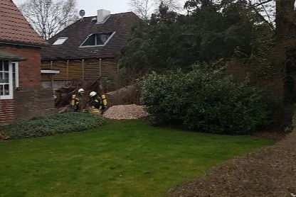 POL-STD: Sturmtief Sabine sorgt für viel Arbeit von Polizei und Feuerwehr, Erneuter Überfall auf Stader Markt - Täter flüchtig, Einbrüche in Drochtersen und Buxtehude