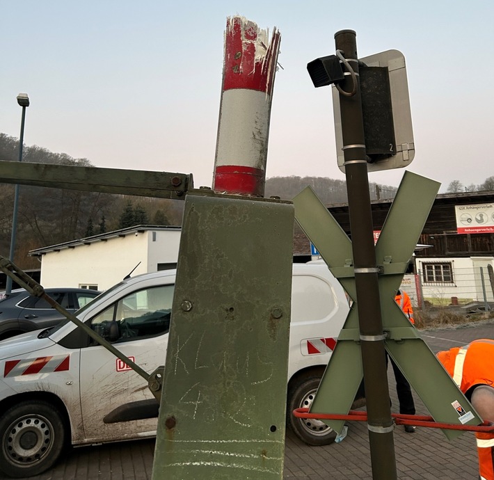 POL-PDKL: LKW beschädigt Bahnschranke