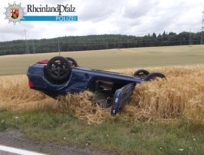 POL-PPWP: Autofahrer nach Überschlag verletzt