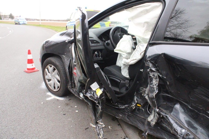 POL-NE: Auto gerät in den Gegenverkehr - Zwei Personen werden bei Unfall teilweise schwer verletzt