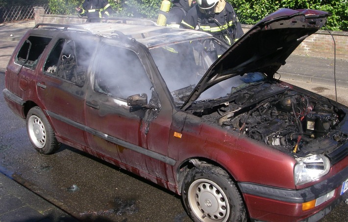 POL-DN: Während der Fahrt in Brand geraten